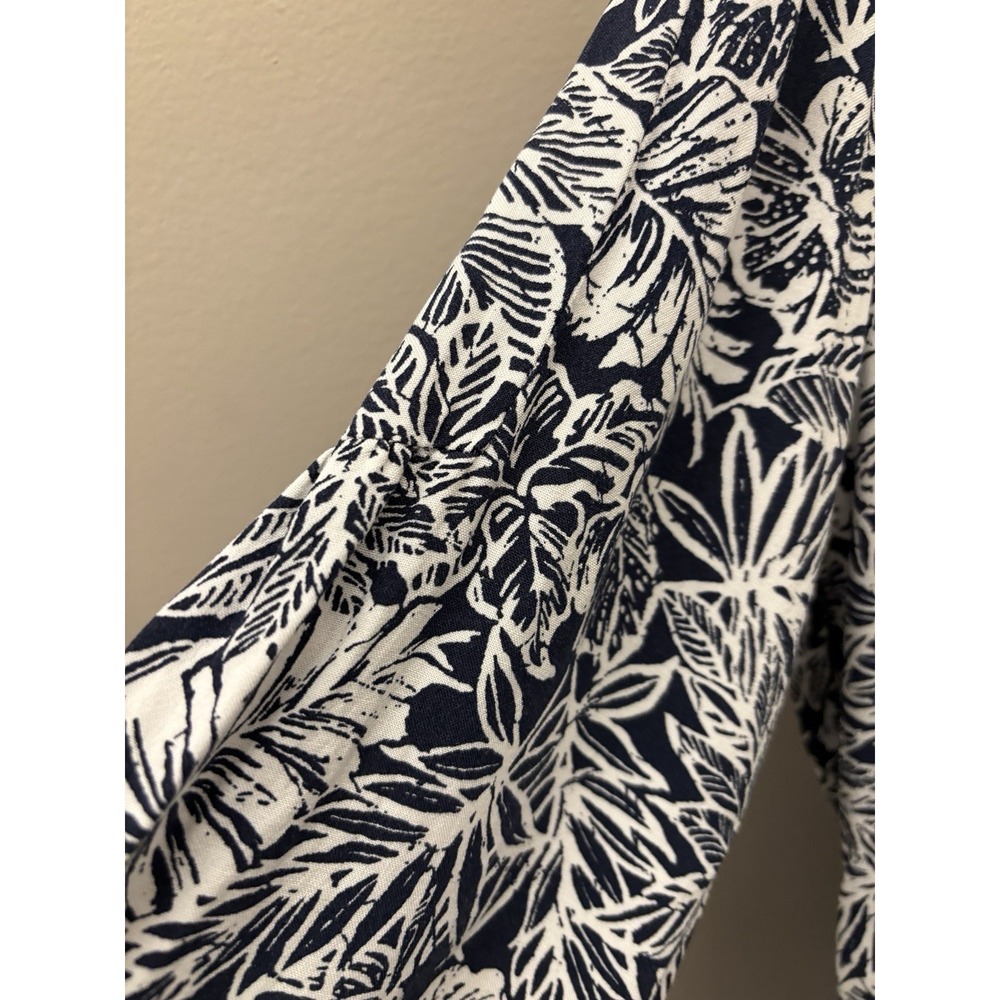 Anne Carson Top Womens M Navy White Leaf Rayon V-Neck Buttons Popover Summer - Picture 6 of 12